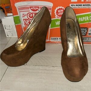 Mossimo women’s Y2K brown wedges size 8